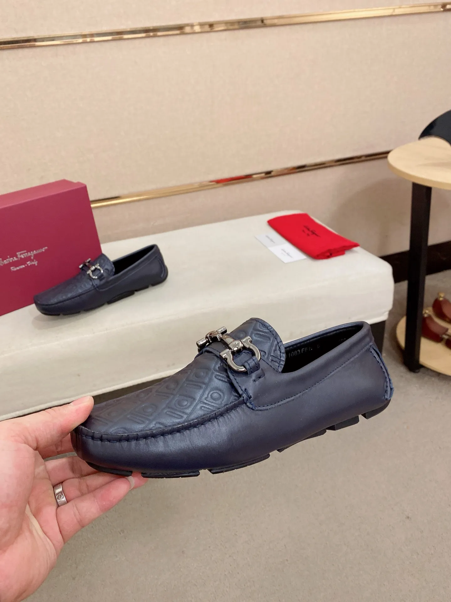 Men's shoes💰: 560💰High-end quality! Ferragamo🆕🆕Exclusive hot-selling products in stock🔥🔥New products on the shelves, high-quality Ferragamo men's pea shoes, high-end casual driving shoes, with complete packaging! 💪 💪 Material: imported cowhide 🐂 + imported high-quality water-dyed cowhide lining + wear-resistant outsole 👍🏻👍🏻 Features: high-end and comfortable, purely handmade 🚀 🚀 Create the perfect shoes that suit you best 🔥 🔥 Size: (38-44) 45 standard size can be customized!
